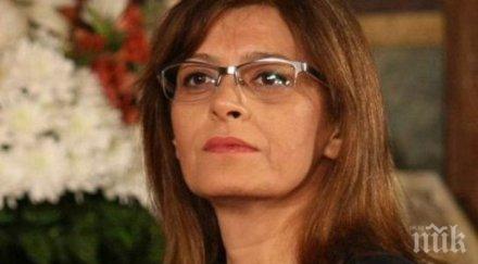 ПЪЛЕН ШАШ! Деси Радева се прави на даскалка - изпитва ученици по български