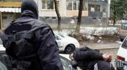 Див екшън! Побеснял мъж се закани да коли ченгета