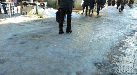 Потрошена жена от заледен тротоар осъди Община Добрич