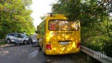 24-годишна шофьорка е забила колата си в училищния автобус