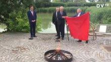 ФРАПИРАЩО! Чешкият президент изгори чифт долни гащи пред журналисти (ВИДЕО)