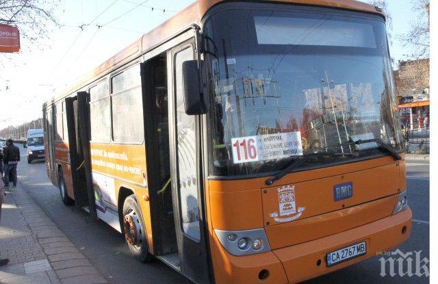 ЖЕГА! Шофьор на автобус колабира по време на работа
