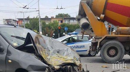 ИЗВЪНРЕДНО! Тежък сблъсък, кола се вряза в бетоновоз (СНИМКИ)