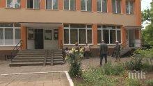 СКАНДАЛНО! Здравни работници изоставиха безпомощна жена пред кметство!
