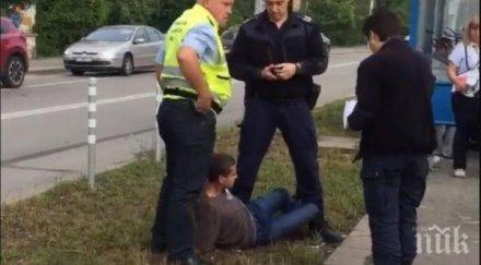 СКАНДАЛЕН СЛУЧАЙ! Първи подробности за екшъна с арестувания пътник в градския транспорт! Ето защо полицаи му щракнаха белезниците (ВИДЕО)