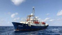 Кораб с 230 мигранти чака дипломатическо решение в морето