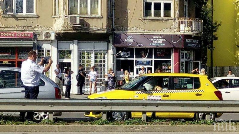 СИГНАЛ ДО ПИК! Труп в такси хвърли в ужас кв. "Захарна фабрика" (СНИМКИ)