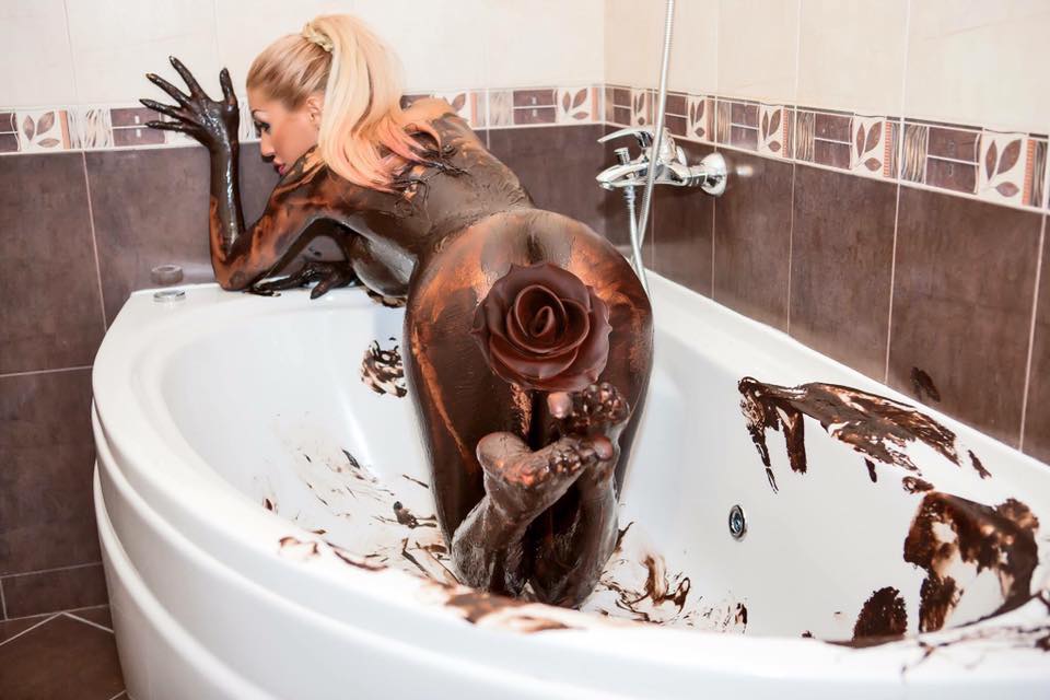 Горещо! Джулиана Гани се пусна чисто гола, омазана в шоколад (СНИМКИ 18+) -  Информационна агенция ПИК
