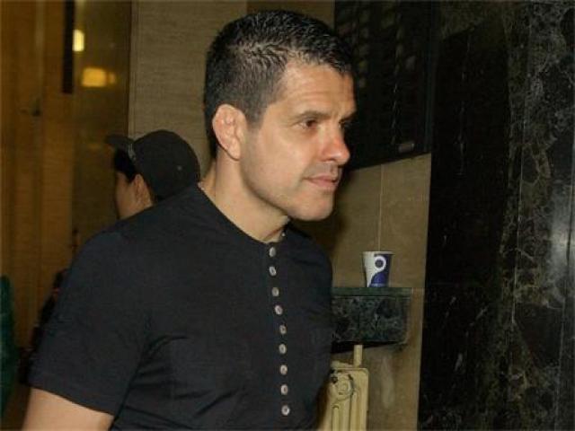 Брендо с черен каскет в съда