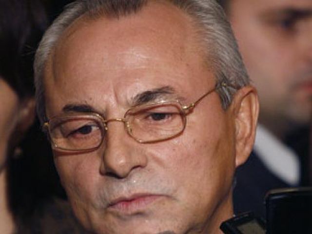 Доган съзерцава Левски в кабинета си