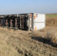 ТИР се обърна на пътя Велико Търново-Стара Загора