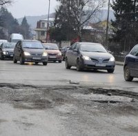 Магистрали се строят, пътищата се рушат