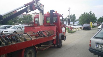 бесен шофьор скочи меч паяк