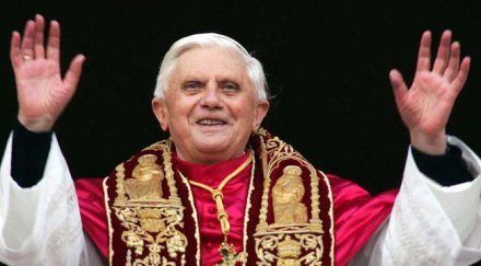 папата влезе туитър