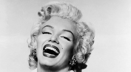 продадоха снимки монро 750 000 долара