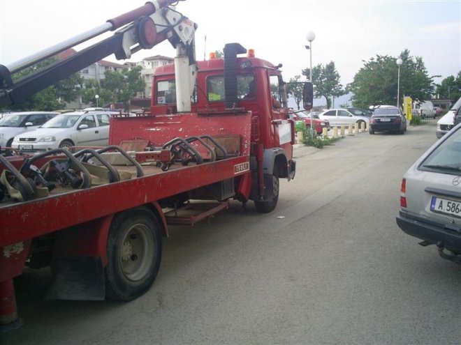 Бесен шофьор скочи с меч срещу паяк