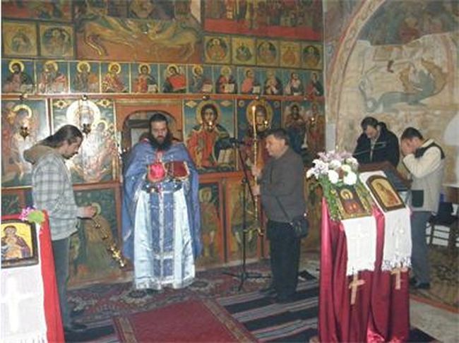 Попът на Брезник натупа касиерка