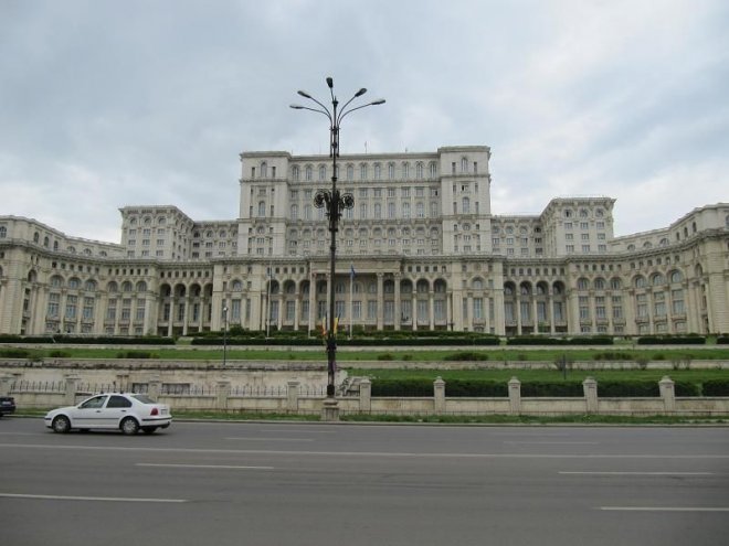 Трима румънски министри обвинени в конфликт на интереси, месец преди изборите