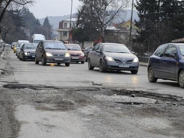Магистрали се строят, пътищата се рушат