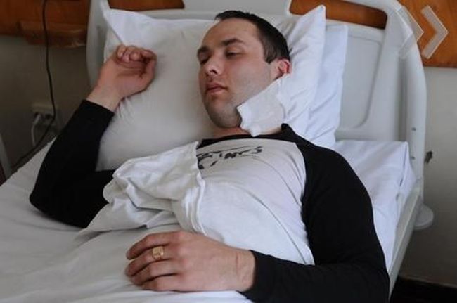 Студент коли съперник за момиче с чаша 