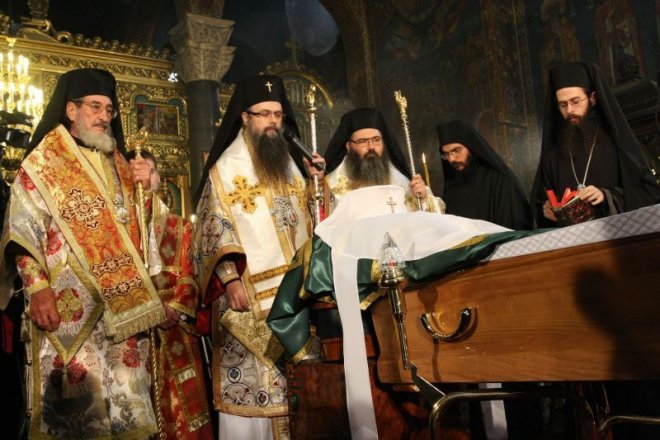 Закъснение на кортежа забави погребението на патриарх Максим
