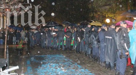 протестиращите чакаха дъжда пламен орешарски бнт снимки