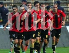 двама подписаха локо