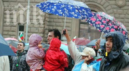 дъждът усмири протеста гражданите задкулисието