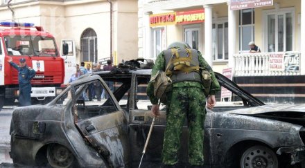 кола бомба уби трима рани четирима полицаи чечения