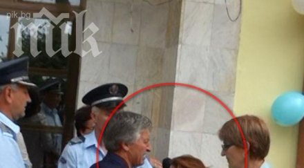 учител преби журналистка скат