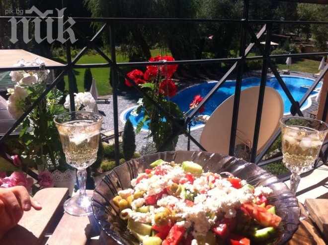 Венета Райкова се глези с шопска салата и бяло вино