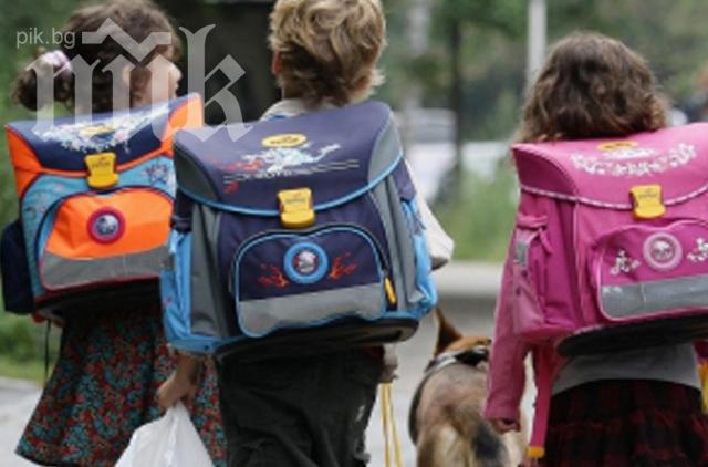 Близо 15 000 българчета ще чуят първия звънец зад граница