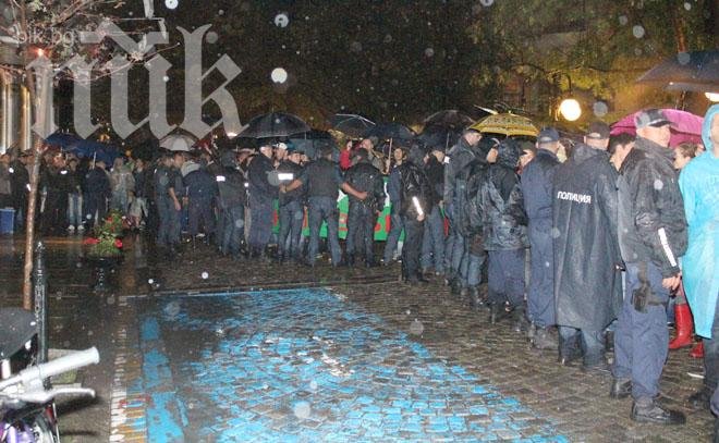 Протестиращите чакаха в дъжда Пламен Орешарски пред БНТ (снимки)