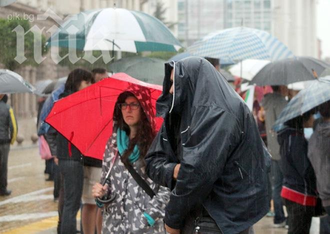 Орешарски се измъкна от протестиращите през задния вход на БНТ