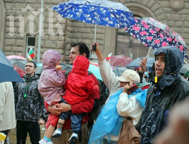 Дъждът не усмири протеста на гражданите срещу задкулисието