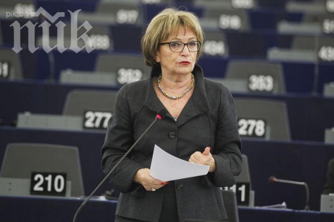 Дорис Пак: Българското правителство е марионетно