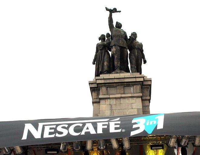 На паметника - хулим спрейовете, но реклами можело