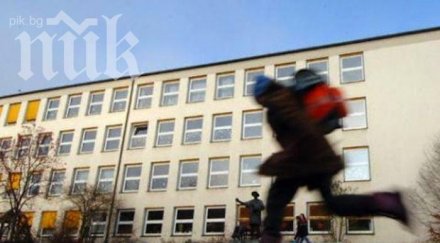 уволниха палавия философ закачал сексуално ученичките