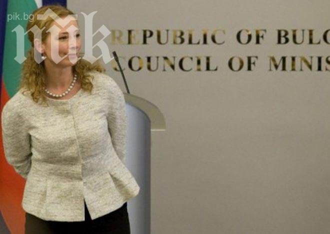 Ивет Добромирова пред Генка като провинила се ученичка