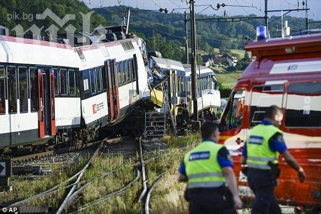 5 жертви при катaстрофа между влак и автобус