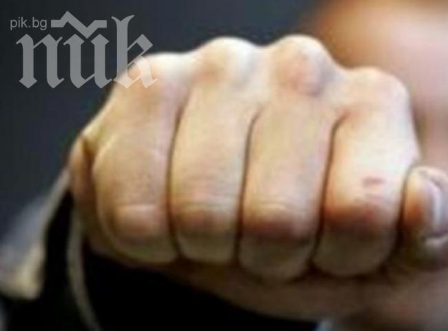 Протестиращи и полицаи се биха заради рапър