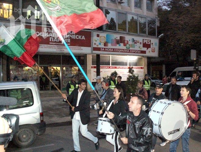 Протестиращи освиркваха централите на БСП и ДПС