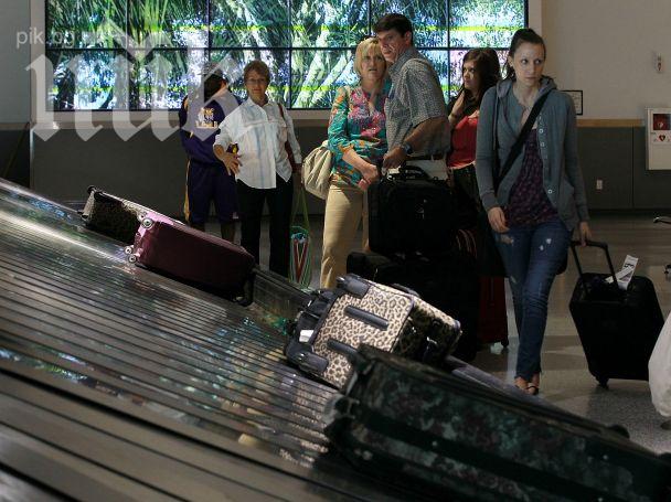 Трагедия! Бебе почина на летище, пуснали го на лентата за багажа