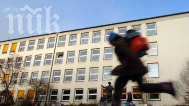 Уволниха палавия философ, закачал сексуално ученичките