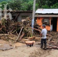 Наводнения и свлачища отнеха живота на над 100 души в Мексико