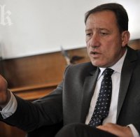 Военният министър Ангел Найденов пред ПИК: Вотът на недоверие няма да мине! Това е сигурно.