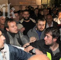 Полицаи оставиха протестиращи да се бият пред парламента (снимки)