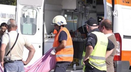 жестока кървава драма премазаха млад мъж докато оглеждал колата