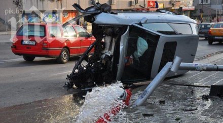 ауди заби стълб варненско кметство трима борят живота