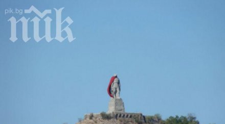 паметникът альоша осъмна червена пелерина черна маска снимки